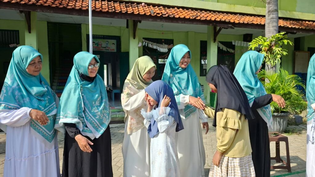 Menjalin Silaturahmi dan Saling Memaafkan dalam Kegiatan Halal Bi Halal MI Luqman Al Hakim